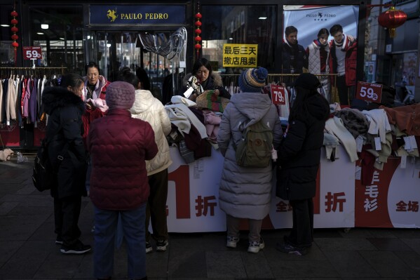 Classians who choose Clathing due to discounts out of Beijing shopping shops on March 23, 20 / Andy Wong)