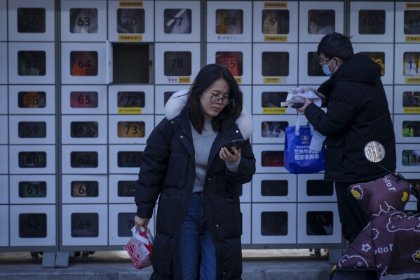 Employees collect their web food from the brackets of the external building during lunch break during lunch time. (Ap photo / andy wong)